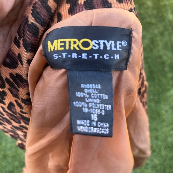 Women’s crop leopard print jacket. Size 16 by Metro Style. Curduroy - Picture 4 of 7